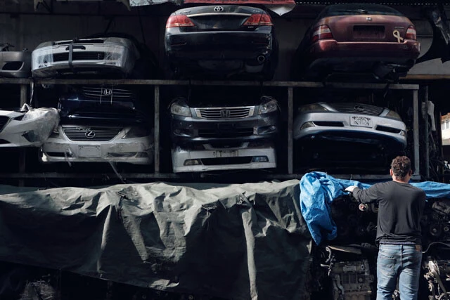 首都バンコクから程近い所にある街、チェンゴン。ここは100以上の中古車ショップが集積するエリアで、この店ではフロント部分やリアバンパー、エンジンなど日本車のあらゆる部品が売られていた