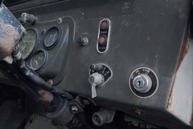 ハンドル横に戦闘中に使用する管制灯火スイッチが装備されおり、自衛隊車両であることを証明している