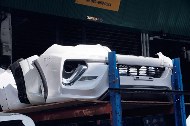 日本車のあらゆる部品がそろうチェンゴンのカーショップ。写真は切断された「レクサス」のバンパー