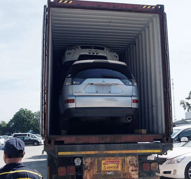 三菱のSUV「アウトランダー」がコンテナから降ろされる様子