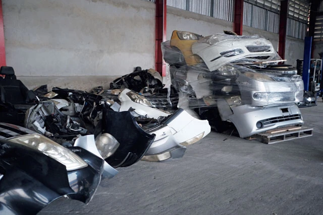 メソトにある、ミャンマーへの密輸を行なう業者の倉庫に潜入。そこにはさまざまな車種のパーツが並んでいた。これらの組みつけや修理を密輸業者が担うこともあるという