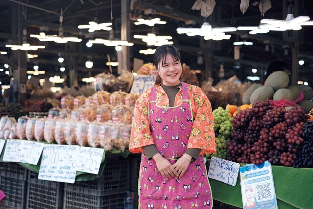 密輸業者の取材中に出会った、山岳の少数民族「ラフ族」の女性。ミャンマー国境近くの市場で売り子をしていた