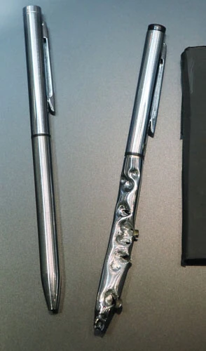 重傷を負った42歳記者が事件当時、上着の内ポケットに入れていたボールペン(右)。被弾して大きく変形している