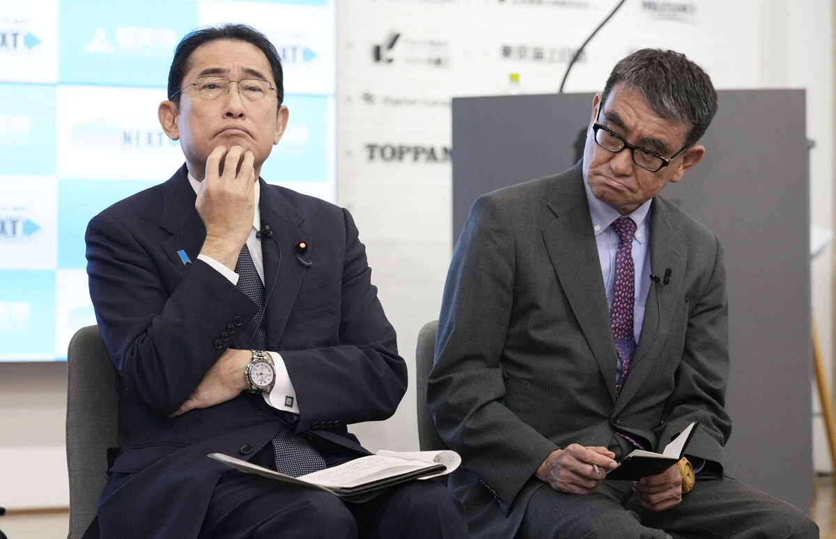 マイナカード問題で支持率を28%に激減させた河野太郎大臣と、深海でも平気な岸田首相(写真:共同通信社)