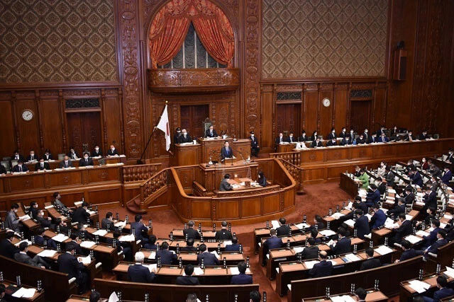 支持率が持ち直し傾向にある岸田内閣だが、懸案は12月の防衛増税額の埋め合わせ期限。7月の安倍元総理の一周忌にタイミングを合わせた解散総選挙で、弔い票を狙うか?(写真:衆議院ホームページ)