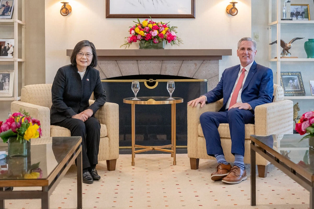 カリフォルニアでケビン・マッカーシー米下院議長と会談した蔡英文総統。対米関係を重視する蔡氏だが、台湾では「疑米論」も広がっている