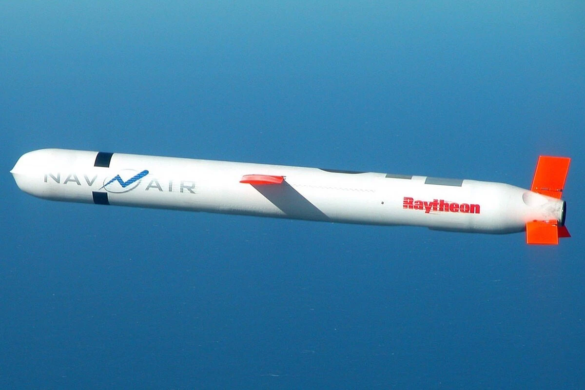 巡行中のトマホーク。時速800km程度と飛行速度は遅いが、多方向から同時に複数発射することで、敵の対空網を突破する