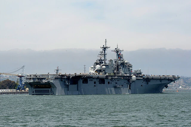 サンディエゴ基地を出港する強襲揚陸艦「ボクサー」。艦尾に見えるゲートが開くと艦内のウェルドックに海水が入り、揚陸艇や水陸両用装甲車を発進させることができる