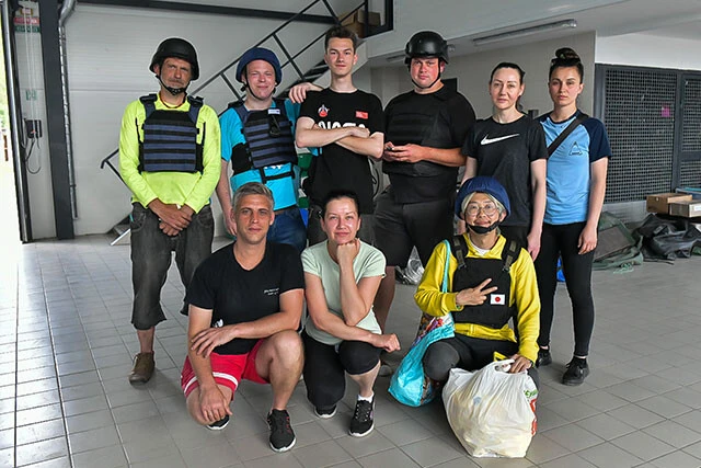 ヘルソン市で一緒に活動しているボランティアのメンバーから中條さん（前列右端）は＂ピカ＂と呼ばれている。詳細なコミュニケーションは翻訳アプリを使用