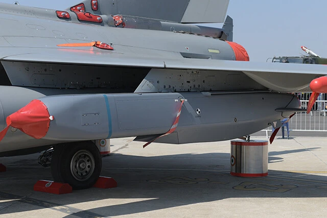 ウクライナ空軍は、露空軍の航空優勢下、Su24または、ミグ29から、ステルス巡航ミサイルストームシャドウを露軍司令部、弾薬庫、燃料庫に叩き込む（写真：柿谷哲也）