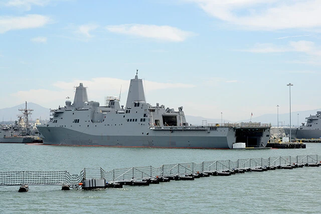 佐世保基地の揚陸艦が作戦に使えないときは、米西海岸のサンディエゴ基地から揚陸艦部隊が西太平洋に派遣される。写真はサンディエゴ基地のドック型輸送揚陸艦「アンカレッジ」