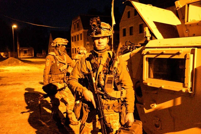 「七人のサムライ」と呼ぶ、暗視装置とサプレッサー装備の小銃を持った一個分隊が、地雷原に作った突入路からロシア軍塹壕に忍び寄り、ロシア兵を次々と倒していく。写真は欧州との訓練 （写真：ウクライナ国防省）