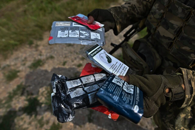 部隊から支給されている止血帯や包帯、消毒用シートなどの医療用キット