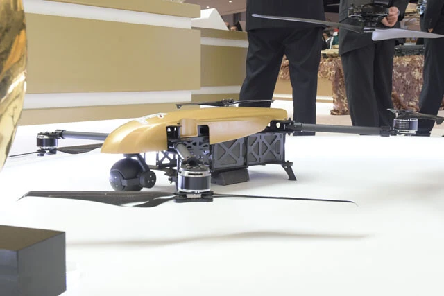 ウクライナ南東部の地上は泥濘期に入り、戦車が動けなくなる。しかし上空は、無数の各種（偵察・爆撃・攻撃）ドローン、無人機が飛び交っている。写真は中国製偵察ドローン（写真：柿谷哲也）