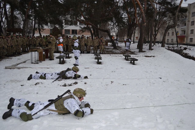 そこから、米国供与の暗視装置を付けたウクライナ兵が下車して、隠密裏に地雷原を手作業で除去し、突入経路を作る（写真：ウクライナ国防省）