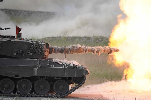 このポーランド陸軍レオパルト2がウクライナの旗を付けて、砲が火を噴けば、ウクライナの領土はロシア軍から奪還可能となるのだろうか…（写真：柿谷哲也）