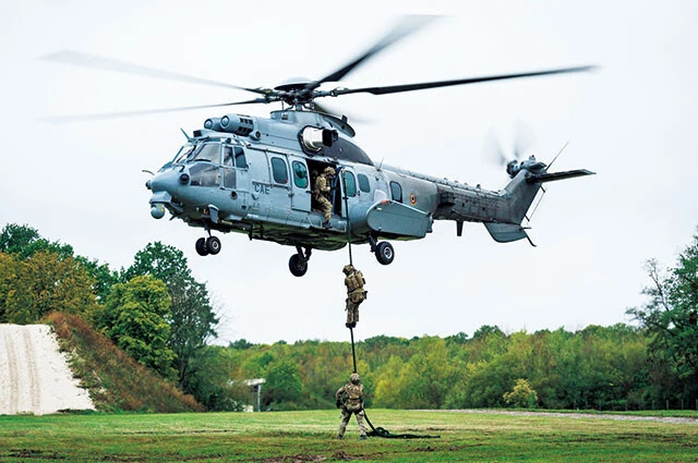 AS 332 ピューマ。NATO諸国でのベストセラーヘリ。「人員だけでなく、M777のような榴弾砲の輸送、さらにはオプションを装着して対地攻撃など、世界屈指の万能ヘリです」（照井氏）