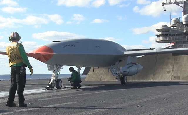 杉山元空将補案だと、AI機は胴体密着型のコンフォーマルタンクを装着するので、無人給油機はいらなくなる。写真は米海軍の空中給油無人機（写真：米海軍）