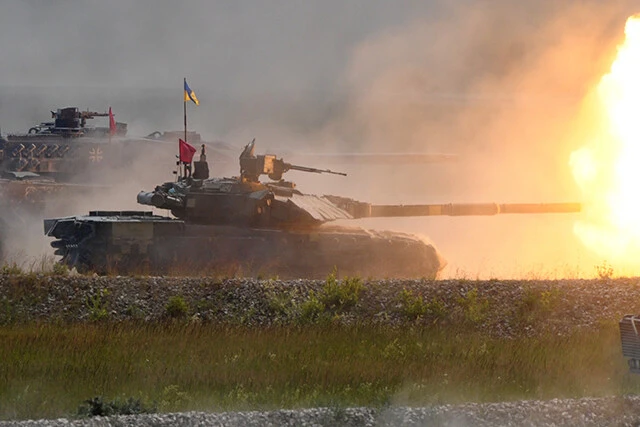 ウクライナ軍戦車の戦車砲が火を噴き攻撃開始。写真は多国間訓練中のウクライナT-84戦車（写真：柿谷哲也）