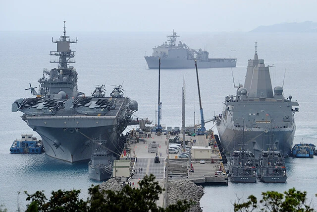 台湾有事の際、沖縄米海兵隊の沿岸連隊はうるま市勝連にあるホワイトビーチから揚陸艦を使い各離島に展開し、地対空、地対艦ミサイルで中国軍を迎撃する