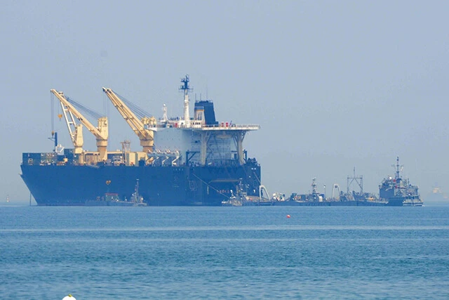 米陸軍小型揚陸艇部隊の真骨頂はこの時に発揮される。ビーチの沖合に装備資材を満載した事前集積船が錨泊する