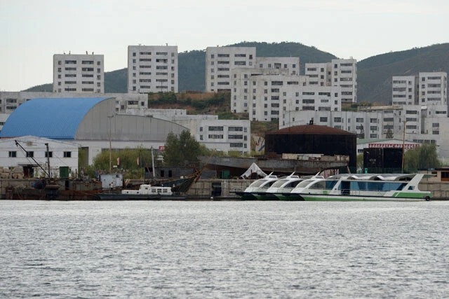 柿谷氏は北朝鮮の南浦港造船所で、陸に上げられたロメオ級潜水艦4隻が溶接作業をしているのを目撃した。もし撮影していれば、今も柿谷氏は北朝鮮に拘留中となるだろう（写真：柿谷哲也)