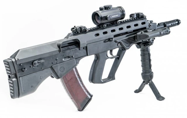 塹壕戦の激化でオワコン小銃が復活！　各国でオワコン兵器となっていた、本体後方に弾倉と機関部が配置されるブルパップ小銃。しかし、塹壕戦での取り回しの良さからウクライナ国産のマリューク小銃や、既存のAK-74小銃をブルパップ化したBlack Storm BS-4など、ブルパップの新開発もトレンドに！