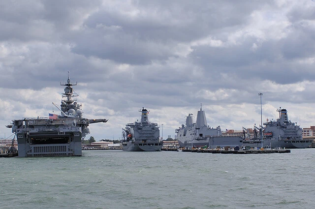 サンディエゴ基地の揚陸艦も数が足りなくなると、東海岸のノーフォーク基地から揚陸艦部隊が派遣される。日本まで40日間はかかるらしい。写真左は強襲揚陸艦「イオージマ」