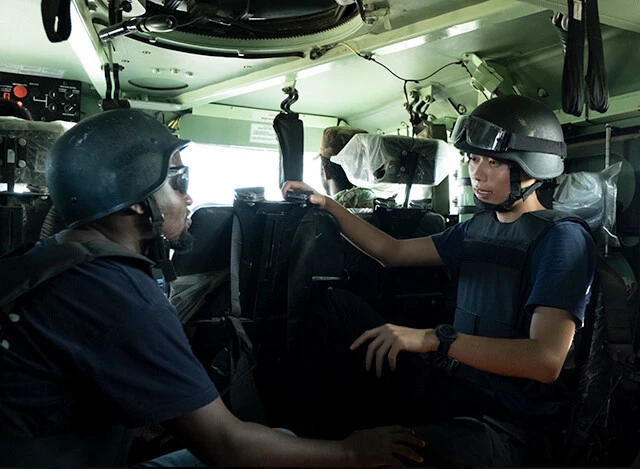 南部ソマリアの前線へは装甲車で移動。装甲車の中では、周囲を気をつけつつも終始ミーティング。常にヘルメットや防弾ベストなどを着用している