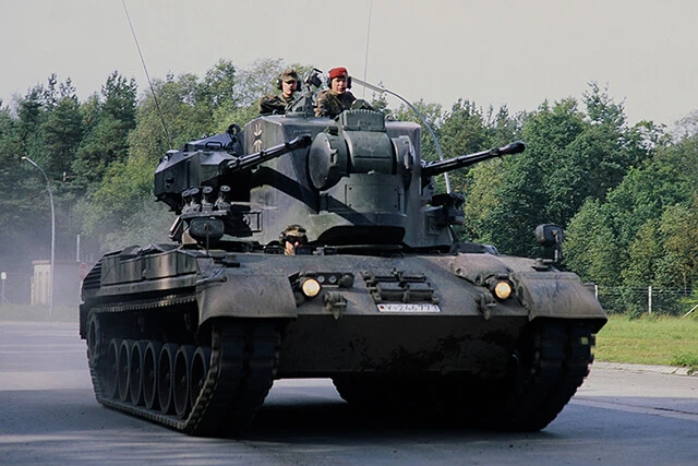 二つ目のワニ狩り道具がドイツから供与された自走対空砲・ゲパルト。ミリ波レーダーの探知距離は15km。35mm機関砲2門で撃墜を試みる