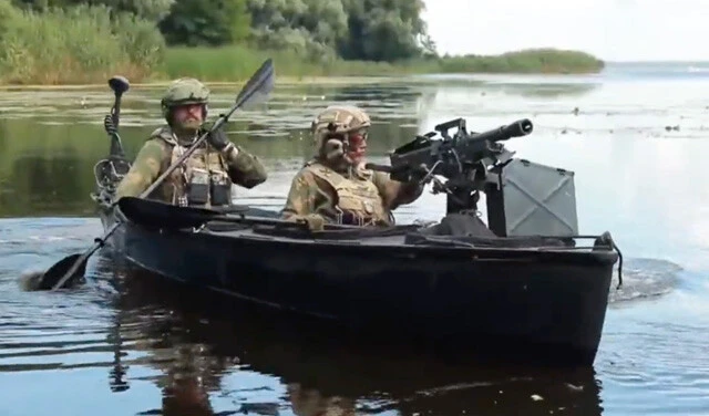 これ沈むでしょ!?　「戦闘カヤック」　ウクライナ軍が開発した戦闘カヤック、Poloz-M16。実は現在、100㎞圏内の長距離偵察でのトレンド兵器だというカヤック。ほぼ無音で航行でき、さらに熱探知されにくいことから、ロシア軍の艦船が停泊する港で破壊工作への運用が期待されている。約480㎏の積載重量があり、物資輸送にも活用可能だ