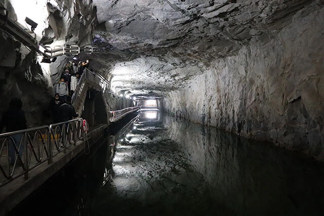 金門島内にある大規模な地下基地のひとつ、翟山坑道。岩盤を掘り抜いて地下深くに造られ、海水を引き込む。ここから小型船舶を出撃させることも可能だった