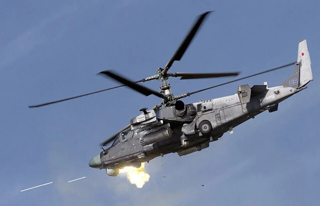 レオパルト2を連続キルしたロシア軍の最強ヘリコプター「Ka-52」　ドイツからウクライナに供与されたレオパルト2戦車、さらにはアメリカ供与のM2ブラッドレー歩兵戦闘車を撃破したロシア軍の攻撃ヘリコプター。ヘリコプターの最大の弱点である機体後方のテールローターを装備せず、防弾性能が高め。さらに機関砲や対戦車ミサイルを装備する通称「空飛ぶ戦車」！