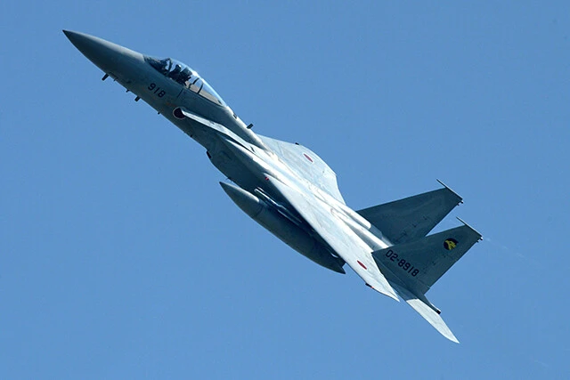 当面、JASSM-ERが搭載されるとみられるのがF-15イーグルの近代改修版。1機に2発ずつ積んで運用する。空自は102機保有しており、全国の基地に配備されている