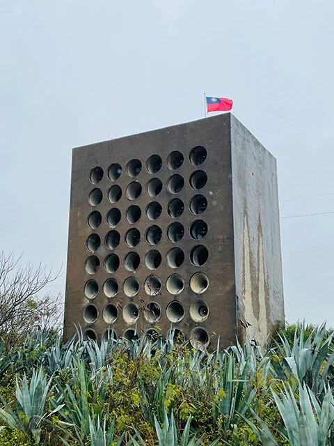 金門島の北の断崖に設置された巨大スピーカー「北山播音牆」。往年は数十㎞先までプロパガンダ音声が響いたという