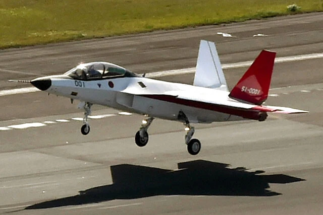次期主力戦闘機は国内開発で......という機運が高まった時期もあり、2016年には先端技術実証機「X－2」（写真）の初飛行が大々的に報じられた。しかし紆余曲折があり、日英伊の共同開発に落ち着いた（写真／時事通信社）