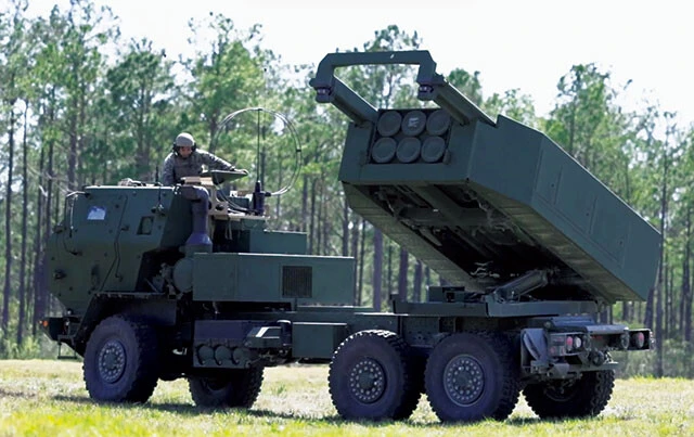 ハイマース「最大で90㎞の射程を誇る精密誘導ロケット。70㎞圏内なら移動する車両への弾着も可能で、ロシアにはこれを迎撃する手段がなく、ウクライナ軍のチート兵器となっています」（照井氏）