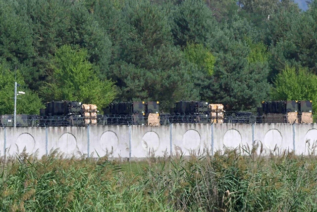 スロバキア空軍基地に展開する、米陸軍のパトリオット地対空ミサイル。スロバキア、ポーランドサイドからみれば、このミサイルがウクライナ東部国境沿いに配備された方がロシアの核兵器を封じられるのだが、ロシアはそれを許さない