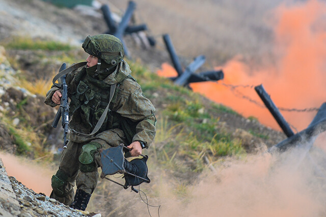 ウクライナ軍は、さらに鉄条網で障害物を設置する（写真：ロシア国防省） 