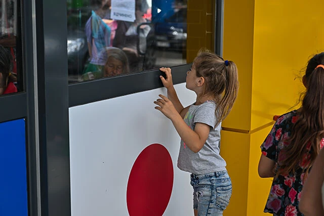 入店の順番を待ち切れず店内をのぞく子供。毎週土曜は子供の日として、お菓子やおもちゃなどを配っている