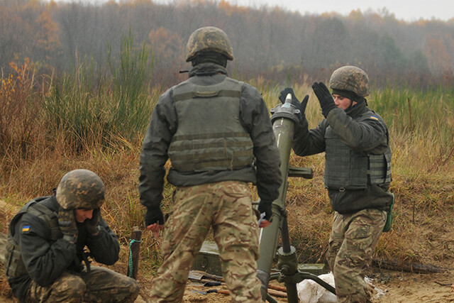 弾幕から左右に逃れたワグネル兵は迫撃砲で手当てする（写真：ウクライナ国防省）