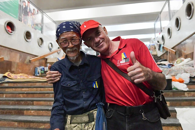 地下鉄で一緒に生活した避難民男性との記念撮影。この駅では最大約150人が改札周辺や階段、ホームで寝泊まりしていた