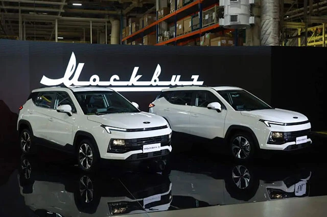 1930年創業のロシアの自動車メーカー、モスクビッチ。2002年に倒産するも、ロシアから撤退したルノーの工場を引き継ぎ、昨年11月に復活。12月に新型車のモスクビッチ3が即デビュー