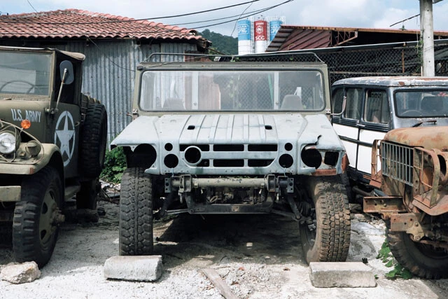 陸上自衛隊が運用する「高機動車」。修理などをすれば再び走ることも可能な状態のものが、なぜか海外に流出しており、防衛省も問題視していた。写真の車はそんな「問題車両」だ