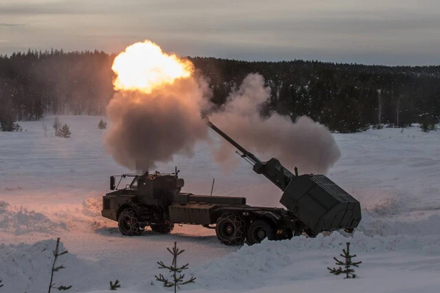 さらにはアメリカが供与するクラスター弾を発射可能なスウェーデンのアーチャー自走榴弾砲も戦線へ投入されている