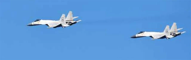 洋上で発着艦を繰り返した中国軍の戦闘機J-15。「山東」はスキージャンプ式空母で、50機以上の艦載機が搭載できるとされている