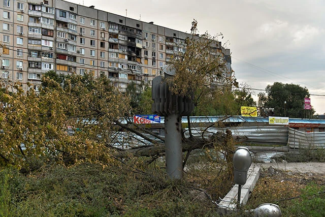 昨年8月、地下鉄駅の至近に着弾したミサイル。FuMi Caffeの共同経営者ナターシャが営むレストランの入り口なども破壊された