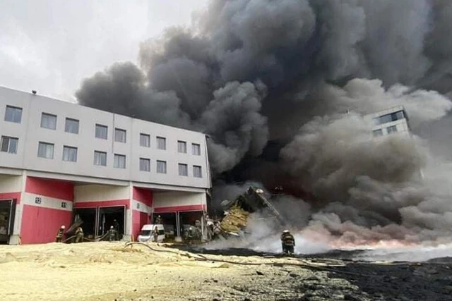 ワグネルが増援部隊を送り込む道沿いにある、建物の壁に仕掛けた指向性散弾地雷を起爆させる（写真：ウクライナ緊急事態省）