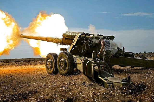 その時ウクライナ軍砲兵部隊は、持てる火砲全てで後退するロシア軍を叩く。写真は上からアメリカから供与された150㎜榴弾砲FH70（写真：ウクライナ国防省）。ウクライナにも供与されたアメリカ陸軍の105㎜榴弾砲（写真：米陸軍）。訓練中のウクライナ陸軍ギアツィントB152㎜加農砲（写真：ウクライナ国防省）