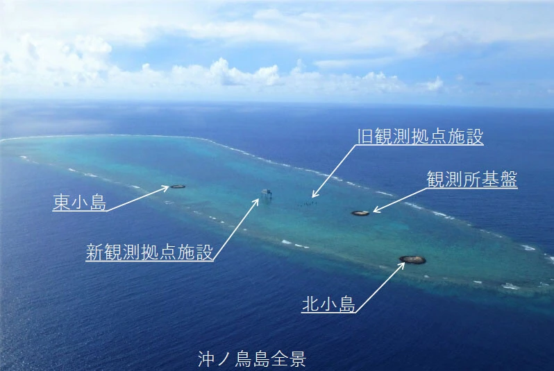 社会の授業で「日本最南端地点」として習う沖ノ鳥島は東京から1700㎞、小笠原諸島・父島から900㎞、硫黄島から700㎞離れた東西4.5㎞、南北1.7㎞の「卓礁」（写真／国土交通省）